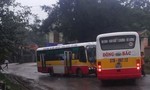 Hai xe buýt cũng hãng ‘đối đầu’, tài xế kẹt cứng trong ca bin