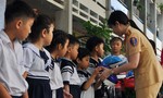 CSGT trao mũ bảo hiểm cho các em học sinh tiểu học