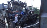 Hai xe tải tông nhau khiến tài xế và phụ xế tử vong trong cabin