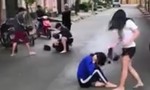 TP.HCM: Xôn xao nữ sinh dùng nón bảo hiểm đánh bạn dã man giữa phố