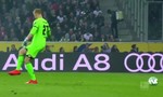 Clip: Hài hước thủ môn Bundesliga suýt để thủng lưới vì...đá hụt bóng