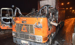 Cabin xe container cháy ngùn ngụt, hai người thoát chết