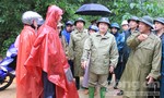 Phó thủ tướng Trịnh Đình Dũng đi kiểm tra tình hình sạt lở huyện Bắc Trà
