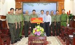 Thứ trưởng Bộ Công an thăm, tặng quà vùng lũ Bình Định