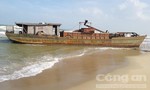 Một tàu sắt trôi dạt vào bờ biển ở Quảng Nam