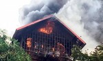 Giải cứu 4 người trong đám cháy giữa Hà Nội