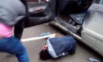 Một thanh niên bị lôi từ ô tô xuống đánh hội đồng tử vong