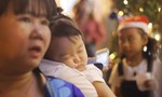 Noel tại Sài Gòn: Trẻ em ngủ gục, cảnh sát mướt mồ hôi