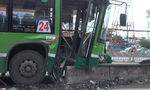 TP.HCM: Xe buýt tông dải phân cách, 4 người nhập viện
