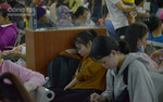 TP.HCM: Hành khách ngủ trong bến chờ lên xe về quê nghỉ Tết