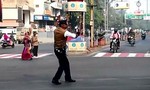 Cảnh sát gây chú ý vì điều khiển giao thông hài hước