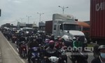 TP.HCM: Xa lộ Hà Nội kẹt xe khủng khiếp