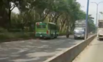 Tạm đình chỉ tài xế lái xe buýt chạy ngược chiều