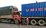 Xe tải tông container trên đường dẫn cao tốc, tài xế thoát chết
