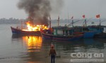 'Bà hỏa' thiêu rụi tàu cá neo đậu trên sông Nhật Lệ