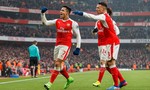 Arsenal thắng nhờ bàn thắng bằng tay của Sanchez