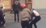 Một nữ sinh bị chặn đánh hội đồng ngay trước cổng trường