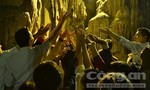 Hàng ngàn người trắng đêm hứng 'nước lộc' cầu may tại Lễ hội Chùa Hương