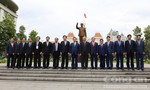 Đoàn đại biểu Hàn Quốc dâng hoa tại Tượng đài Bác Hồ