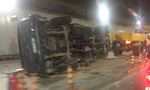 Xe tải nổ lốp lật ngang trong hầm Thủ Thiêm