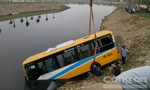 Xe tải đâm đuôi xe bus rơi xuống sông