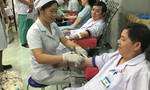 Tập thể các bác sĩ hiến máu cứu bệnh nhân