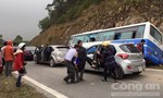 Xe khách chở 42 người tông vào vách núi, nhiều người thương vong