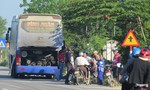 Quảng Ngãi: Kinh hoàng xe khách đang chạy bỗng phát nổ, bốc cháy