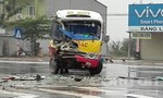Xe buýt chở 40 hành khách tông vào xe tải đang sang đường