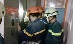Lính chữa cháy cứu người kẹt trong thang máy lúc nửa đêm