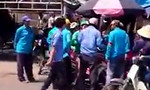 Tài xế Grabbike bị nhóm xe ôm truyền thống đánh gục trên đường