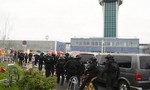 An ninh Pháp bắn chết một người cố cướp lấy súng ở sân bay