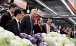 Thủ tướng Lý Hiển Long thích thú với nông sản Việt