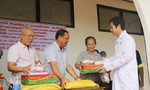 Khám bệnh, phát thuốc, tặng quà miễn phí cho 1.000 người nghèo ở Lào