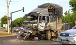 Hai xe tải chở gỗ tông nhau trong đêm, một tài xế nhập viện
