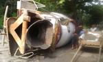 Xe tải tông sập nhà dân khiến lái xe bị thương