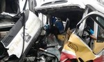 Xe buýt mất lái lao vào xe tải,  nhiều người thương vong