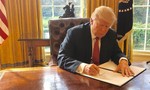 Trump gây tranh cãi khi ký sắc lệnh cấm nhập cảnh mới