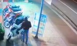 Hai thanh niên liều lĩnh bẻ khoá xe SH trước cửa hàng