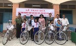 Tặng xe đạp cho học sinh nghèo