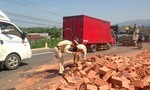 CSGT dọn gạch đổ ra đường để giải tỏa ách tắc sau tai nạn