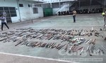 Công an Q.4 tiêu hủy trên 500 vũ khí thô sơ do người dân giao nộp