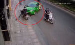 Tài xế taxi húc văng xe tên cướp giật trên đường phố Sài Gòn