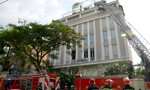 TP.HCM: Cảnh sát dùng xe thang cứu 12 người kẹt trong toà nhà 5 tầng bốc cháy