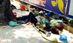 Chạnh lòng với giấc trưa mệt nhoài của công nhân trên đường phố Sài Gòn