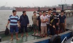 Bộ đội và ngư dân cứu 10 người gặp nạn trên biển