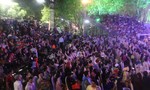 Hàng nghìn người đội mưa đến tham dự Festival nghề truyền thống Huế