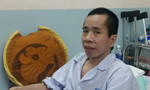 Người em cặp song sinh Việt - Đức bước vào ca phẫu thuật tạo hình niệu quản