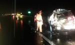 Xe tải va chạm ô tô trên cao tốc khiến 4 người bị thương