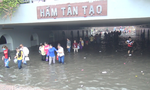 Hầm chui ở Sài Gòn thành 'bể bơi' sau cơn mưa lớn